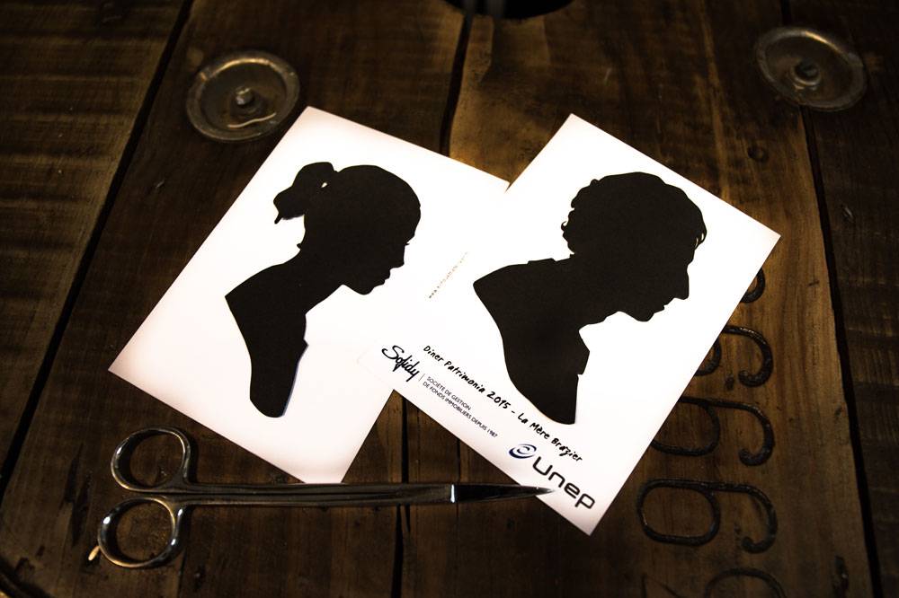 silhouette3 Silhouettes découpées et collées sur papier blanc, profil homme et femme.